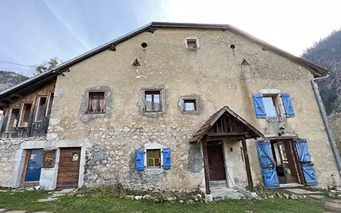 Ferme en pierre du haut Jura