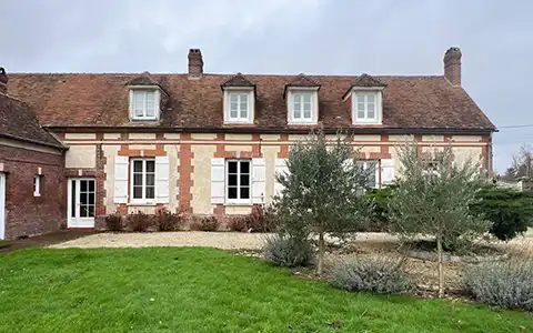 Maison ancienne d'Ile de France bâtie en silex enduit et briques