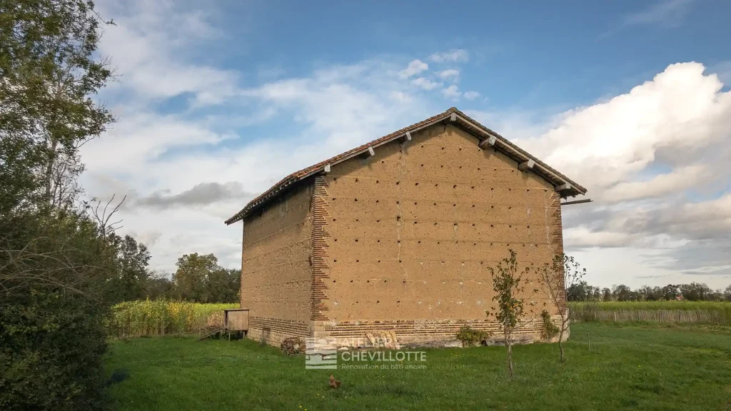 Ancienne grange en pisé aux murs en terre non isolés