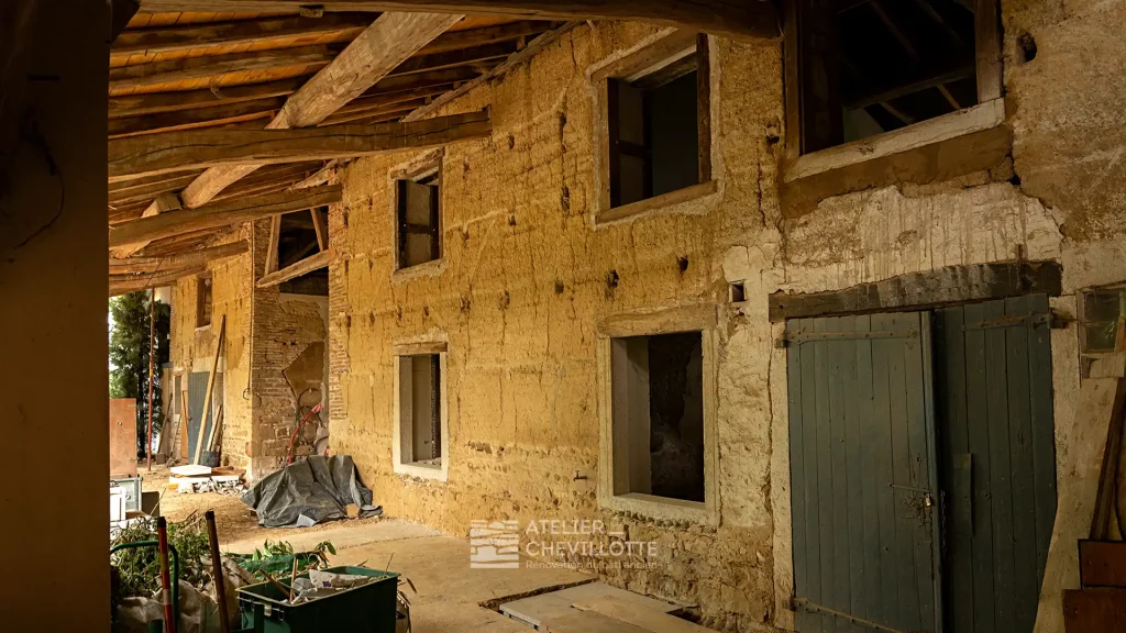 Ancienne ferme en pisé en cours de chantier de réhabilitation en vue d'habitation