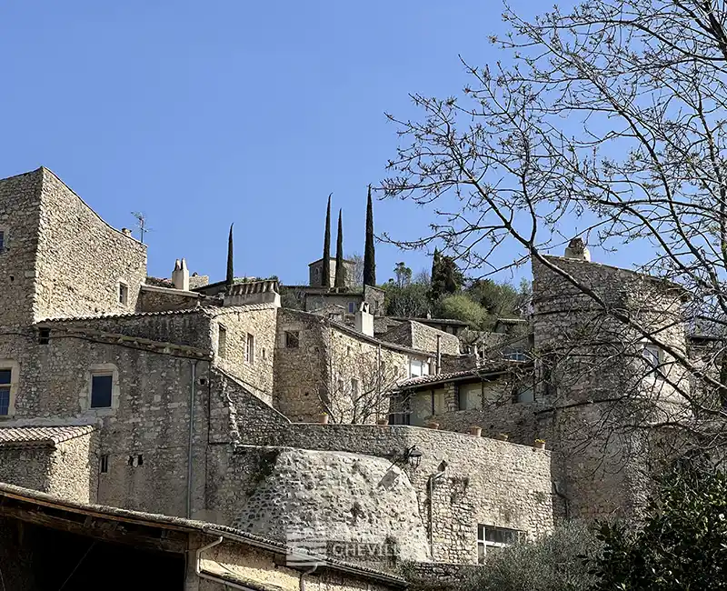 Vue extérieur d'un village de bâti ancien dans la Drôme