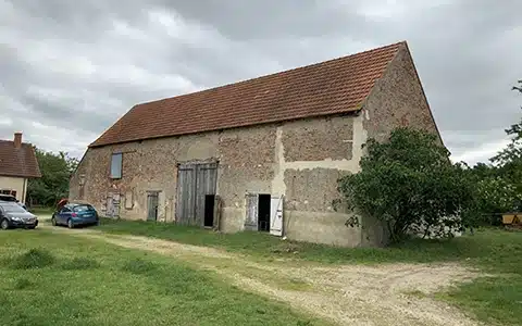 Vue extérieure d'une belle grange en pierre