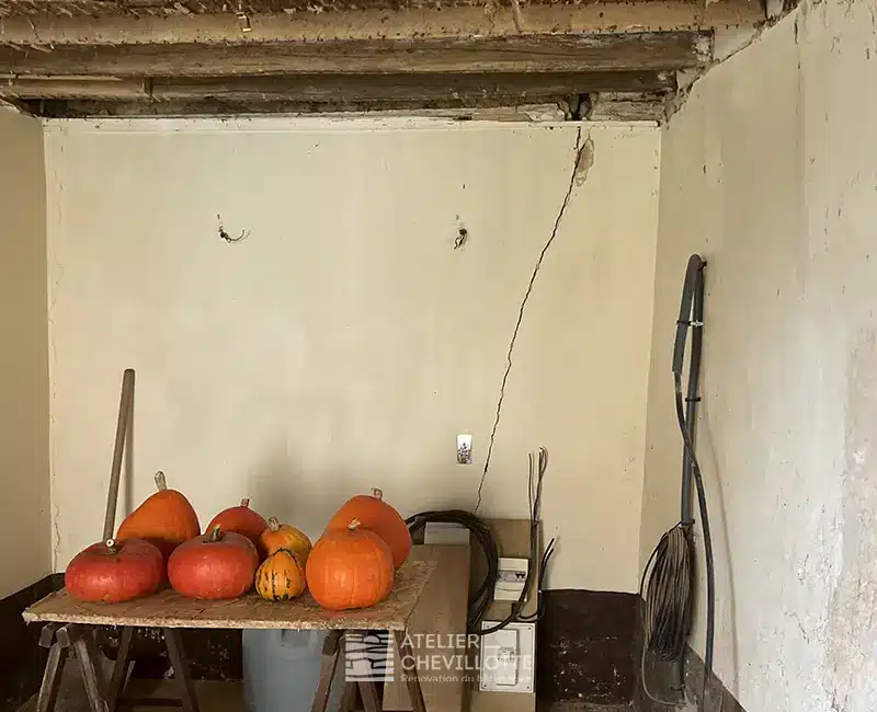 Vue intérieure d'une maison ancienne comportant une fissure verticale