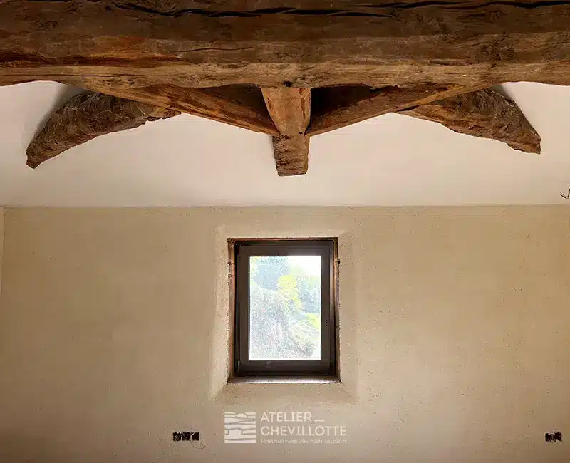 Vue intérieure illustration d'une maison ancienne comportant un enduit thermique