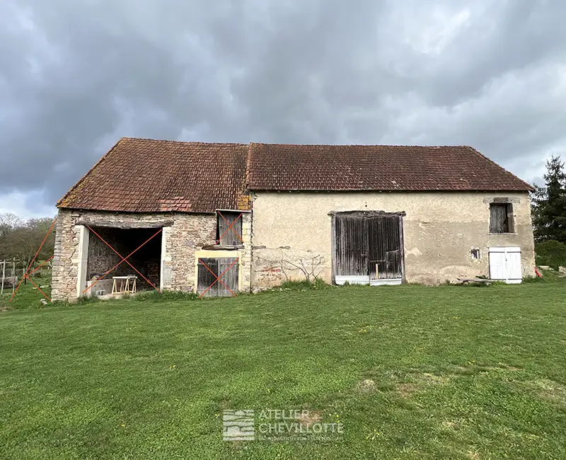 Ancienne grange en pierre présentant des désordres structurels