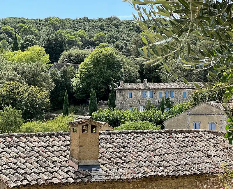 La Roque-sur-Cèze, prise de vue extérieure inspirant l'été dans un village historique du Gard